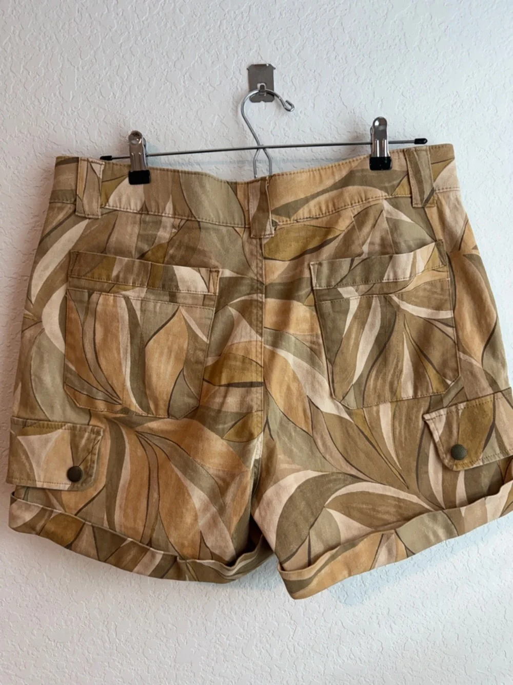 Democracy Leaf-Print Cotton Cargo Roll-Cuff Shorts - Picture 5 of 9